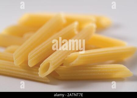 Pennette Rigate - Pasta di Gragnano - Bronze die - Spezialität der italienischen Küche, Bronze gezogen, roh, typisch für die Amalfi- und Sorrento-Küste Stockfoto