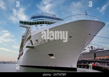 White Cruise Ship Bow In San Juan Gefesselt Stockfoto