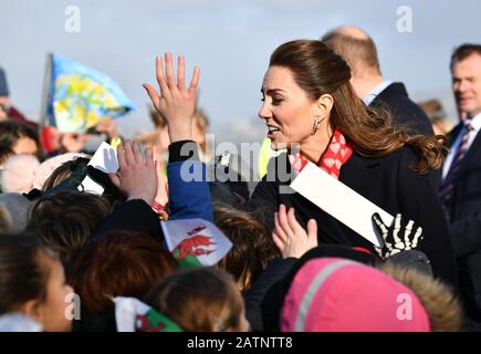 Die Duchess of Cambridge spricht mit Mitgliedern der Menschenmenge, als sie die Rettungsstation RNLI Mumbles verlässt, in der Nähe von Swansea in Südwales. Stockfoto