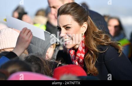 Die Duchess of Cambridge spricht mit Mitgliedern der Menschenmenge, als sie die Rettungsstation RNLI Mumbles verlässt, in der Nähe von Swansea in Südwales. Stockfoto