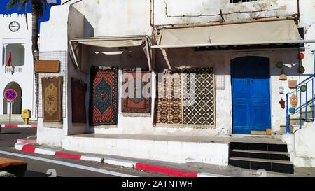 Verkauf von Teppich auf der Straße in Medina Tunesia Stockfoto