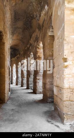 Im Inneren des Amphitheaters von El Jem in Tunisien. Das Amphitheater befindet sich in der modernen Stadt El Djem in Tunesien Stockfoto