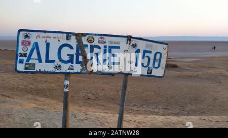 Chott el Jerid Lake, Tunesia - 29. Juni 2019. Schild informiert über die Entfernung zur Grenze zu Algerien am Straßenrand des Autobahnübergangs Chott el Jerid See Stockfoto