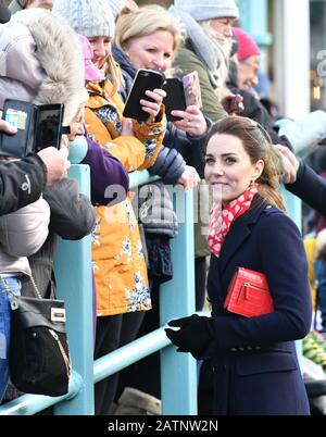 Die Duchess of Cambridge spricht mit Mitgliedern der Menschenmenge, als sie die Rettungsstation RNLI Mumbles verlässt, in der Nähe von Swansea in Südwales. Stockfoto