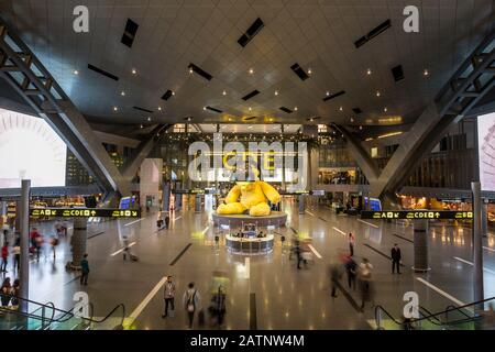 Doha, Katar, Vereinigte Arabische Emirate - 5. April 2017: Interieur des Hamad International Airport in Doha, Katar. Hauptdrehscheibe von Qatar Airways. Stockfoto