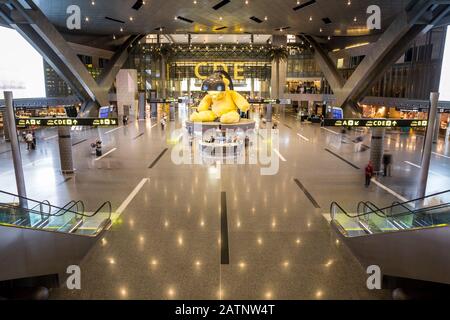 Doha, Katar, Vereinigte Arabische Emirate - 5. April 2017: Interieur des Hamad International Airport in Doha, Katar. Hauptdrehscheibe von Qatar Airways. Stockfoto