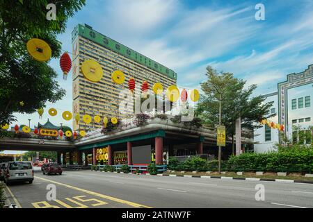 Singapur. Januar 2020. Blick auf einen alten Wolkenkratzer in Chinatown, Nachbarschaft Stockfoto