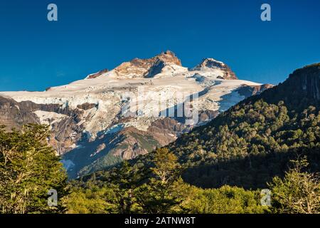 Pico Internacional und Pico Argentino im Monte-Tronador-massiv, Andengebirge, Nationalpark Nahuel Huapi, von Pampa Linda, Patagonien, Argentinien Stockfoto