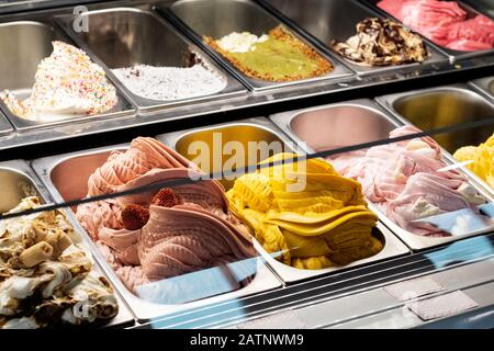 Verschiedene Arten von Eiscreme in Behältern in einem Laden in der Nähe Stockfoto