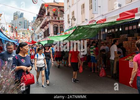 Singapur. Januar 2020. Die Menge in den Verkäuferständen auf dem Chinatown Street Market Stockfoto