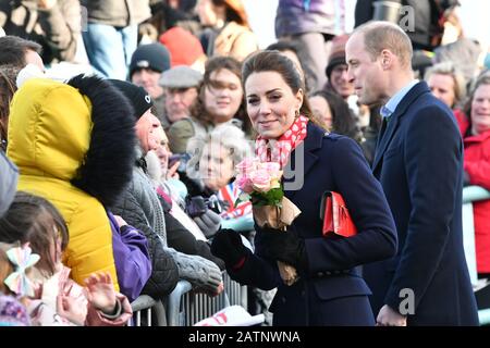 Die Duchess of Cambridge spricht mit Mitgliedern der Menschenmenge, als sie die Rettungsstation RNLI Mumbles verlässt, in der Nähe von Swansea in Südwales. Stockfoto