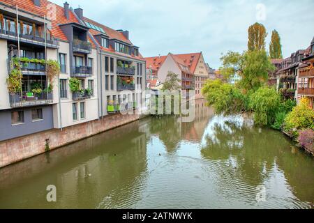 Landschaft von Pegnitz mit Wohnhäusern am Ufer Stockfoto