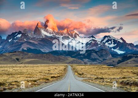 Cerro Fitz Roy Range bei Sonnenaufgang, Anden Mountains, Los Glaciares National Park, Blick von der Straße nach El Calten, Patagonien, Argentinien Stockfoto