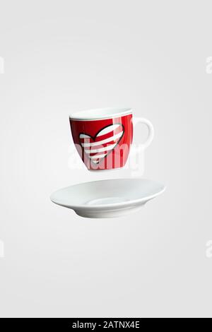 Herz auf roter Tasse Kaffee balancieren in der Luft oder fallen isoliert auf weißen Hintergrund, Levitation kreatives Design, St Valentine's, Mütter oder Frauen Stockfoto