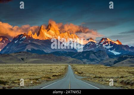 Cerro Fitz Roy Range bei Sonnenaufgang, Anden Mountains, Los Glaciares National Park, Blick von der Straße nach El Calten, Patagonien, Argentinien Stockfoto