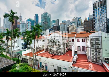 Singapur. Januar 2020. Blick auf die Klimaanlagen an den Häusern mit den Wolkenkratzern im Hintergrund vom Ann Siang Hill Park Stockfoto