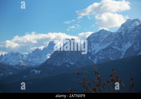 Berge unter der Sonne an einem schönen Wintertag Stockfoto