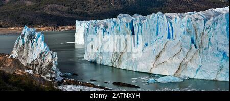 Gletscherspalten und Risse vor dem Perito Moreno Gletscher, 5 km breit, Anden Mountains, Los Glaciares National Park, Patagonien, Argentinien Stockfoto