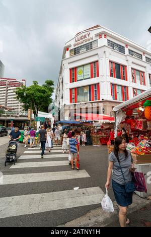 Singapur. Januar 2020. Die Menge in den Verkäuferständen auf dem Chinatown Street Market Stockfoto