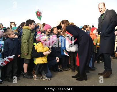 Die Duchess of Cambridge spricht mit Kindern in der Menge, als sie die RNLI Mumbles Lifeboat Station verlässt, in der Nähe von Swansea in Südwales. Stockfoto