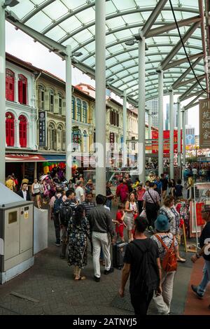 Singapur. Januar 2020. Die Menge in den Verkäuferständen auf dem Chinatown Street Market Stockfoto