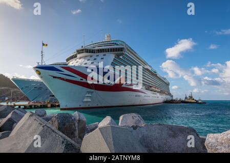 Philipsburg, St. Maarten - 17. Dezember 2018: Kreuzfahrtschiff Britannia auf der karibischen Insel Sint Maarten - Saint Martin, Niederländische Antillen. Stockfoto