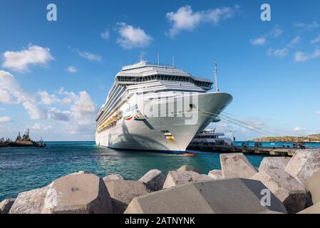 Philipsburg, St. Maarten - 17. Dezember 2018: Kreuzfahrtschiff Costa Magica auf der karibischen Insel Sint Maarten - Saint Martin, Niederländische Antillen Stockfoto