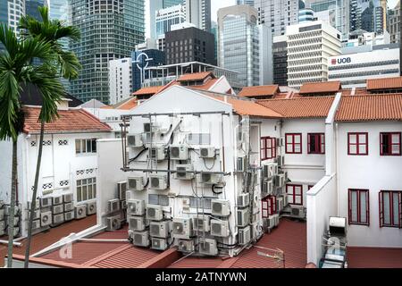 Singapur. Januar 2020. Blick auf die Klimaanlagen an den Häusern mit den Wolkenkratzern im Hintergrund vom Ann Siang Hill Park Stockfoto