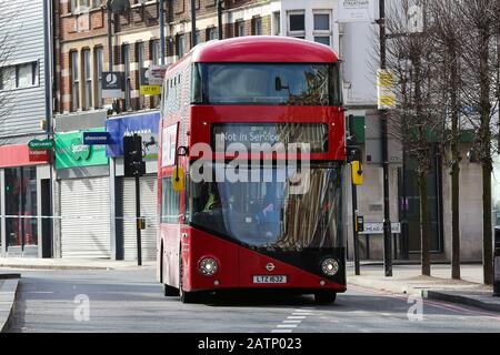 London, Großbritannien. Februar 2020. Ein Londoner Bus wird auf der Streatham High Road gefahren, wo der 20-Jährige Sudesh Amman von der Polizei erschossen wurde, nachdem er am Sonntag, 2. Februar, Menschen erstochen hatte. Sudesh Amman wurde letzte Woche freigelassen, nachdem er die Hälfte seiner Strafe von drei Jahren und vier Monaten wegen Terrorvergehen verbüßt hatte und war zum Zeitpunkt des Angriffs auf die Streatham High Road polizeilich überwacht worden. Die Metropolitan Police erklärte den Vorfall als terroristisch bedingt. Kredit: Dinendra Haria/SOPA Images/ZUMA Wire/Alamy Live News Stockfoto