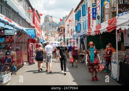 Singapur. Januar 2020. Die Menge in den Verkäuferständen auf dem Chinatown Street Market Stockfoto