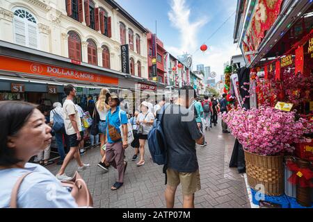 Singapur. Januar 2020. Die Menge in den Verkäuferständen auf dem Chinatown Street Market Stockfoto