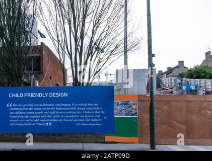 Das neue National Children's Hospital in der James Street wird gebaut, mit dem Leitbild des CEO an der Außenwand. Stockfoto