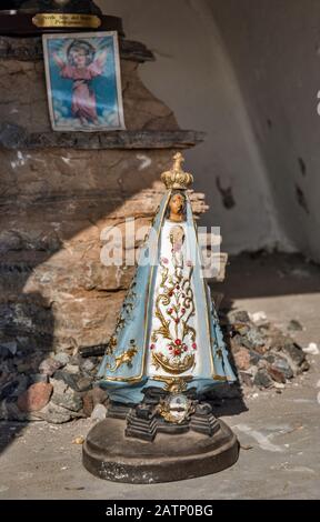 Abbildung der Jungfrau Maria am Schrein am Straßenrand in der Nähe der Stadt Los Antiguos und Lago Buenos Aires alias Lago General Carrera, Patagonia, Argentinien Stockfoto