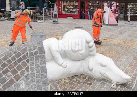Statue von Nello und Patrache die Figuren aus dem englischen Roman EIN Hund Flanderns vor der Kathedrale von Antwerpen, Belgien Stockfoto
