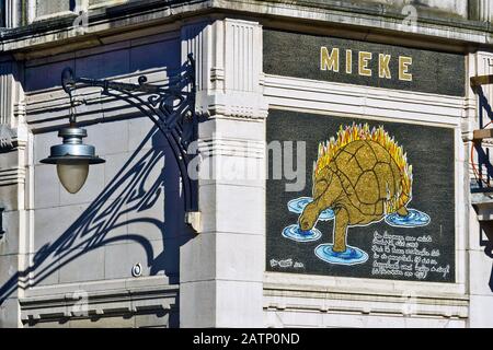 Mosaik einer Schildkröte auf einer Säule am Eingang zum Zoo in Antwerpen, Belgien Stockfoto