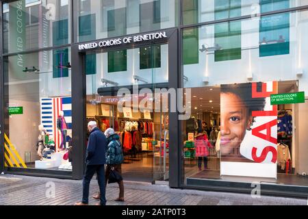 Europa, Deutschland, Köln, vereinte Benetton-Geschäfte an der Einkaufsstraße hohe Straße. Europa, Deuschland, Köln, Vereinigte Farben von Benetton F. Stockfoto