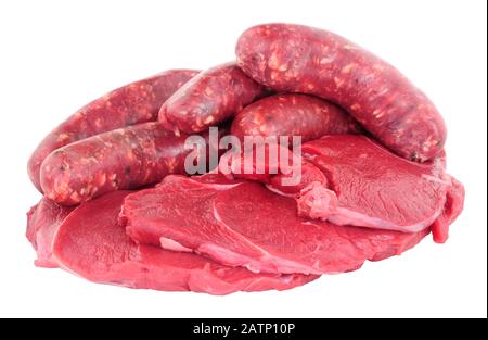 Rohes Wildfleisch Steaks und Würstchen isoliert auf weißem Hintergrund Stockfoto