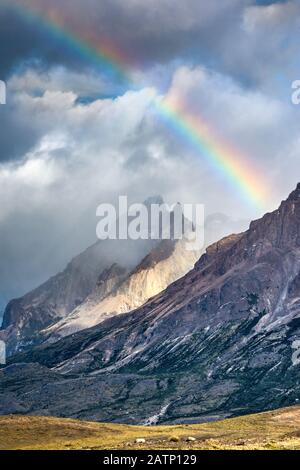 Regenbogen über Cuernos del Paine, Nationalpark Torres del Paine, Patagonien, Chile Stockfoto