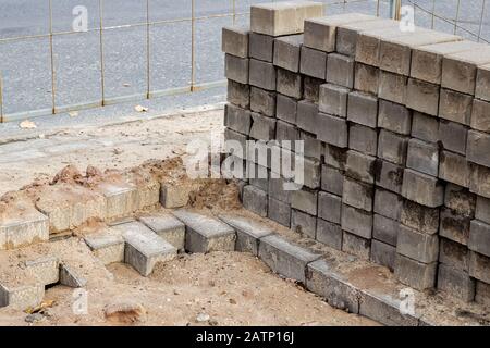 Stapel von Backsteinen an einer Baustelle in der Nähe des Sandes Stockfoto