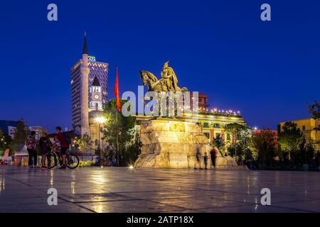 Abendblick auf den Skanderbeg Square. Die Statue, die Et'hem Bey Moschee, der osmanische Uhrturm und das moderne Hotel fassen die Geschichte des Landes zusammen Stockfoto