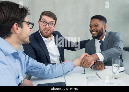 Business Partner die Hände schütteln Nach unterzeichnen Vertrag Stockfoto