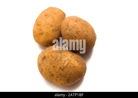 Drei rohe Frischkartoffeln isoliert auf weißem Grund Stockfoto