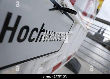 Köln, Deutschland. Februar 2020. Am Rheinufer steht eine Hochwassersperre. Der Rheinpegel bei Köln wird bis Donnerstag deutlich steigen und mit rund 8 Metern Scheitelpunkt sein. Das sagen Experten des Wasser- und Schifffahrtsamtes Köln voraus. (Zu dpa / lnw: "Rheinhöhe bei Köln steigt: Höchster Stand am Donnerstag erwartet") Credit: Oliver Berg / dpa / Alamy Live News Stockfoto