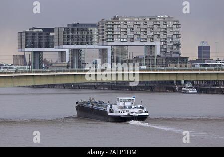 Köln, Deutschland. Februar 2020. Unter der Deutzbrücke fährt ein Schiff. Der Pegel des Rheins bei Köln wird bis 06.02. Deutlich ansteigen und mit rund acht Metern seinen höchsten Punkt erreichen. Das sagen Experten des Wasser- und Schifffahrtsamtes Köln voraus. (Zu dpa / lnw: "Rheinhöhe bei Köln steigt: Höchster Stand am Donnerstag erwartet") Credit: Oliver Berg / dpa / Alamy Live News Stockfoto