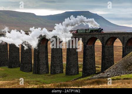 Blick auf das 60103 Flying Scotsman Ribblehead Viadukt & Ingleborough. Stockfoto