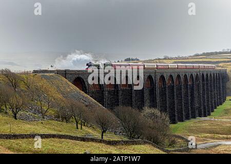 Blick auf den Flying Scotsman auf dem Ribblehead Viadukt. Stockfoto