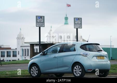 Nummernschild durch PA Picture Desk verwischt. Ein Elektrofahrzeug, das an einer Wiederaufladestelle in Tynemouth aufgeladen wird, an dem Tag, an dem die Regierung angekündigt hat, sich beraten zu lassen, um das geplante Verbot des Verkaufs neuer Benzin- und Dieselfahrzeuge von 2040 bis 2035 - und wenn möglich früher - vorzuziehen. Stockfoto