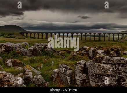 Blick auf den Ribblehead Viadukt und Ingleborough Stockfoto