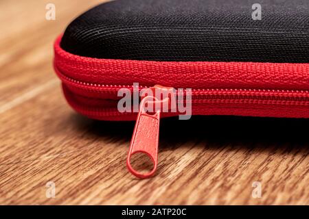 Blackclosed Case für Brille auf einem Holztisch Stockfoto