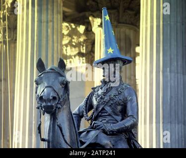 Glasgow, Schottland, Großbritannien, 4. Februar, 2020 Die : Cone Headed man Ikone der Stadt befindet sich noch immer in der Europäischen Union, da die Statue des Dukes Of Wellington außerhalb des Museums für moderne Kunst oder GOMA, wie sie bekannt ist, ihren europäischen Kopf auch weiterhin genießt, lange nachdem brexit wellington und Waterloo in Erinnerung kommen. Copywrite Gerard Ferry/Alamy Live News Stockfoto